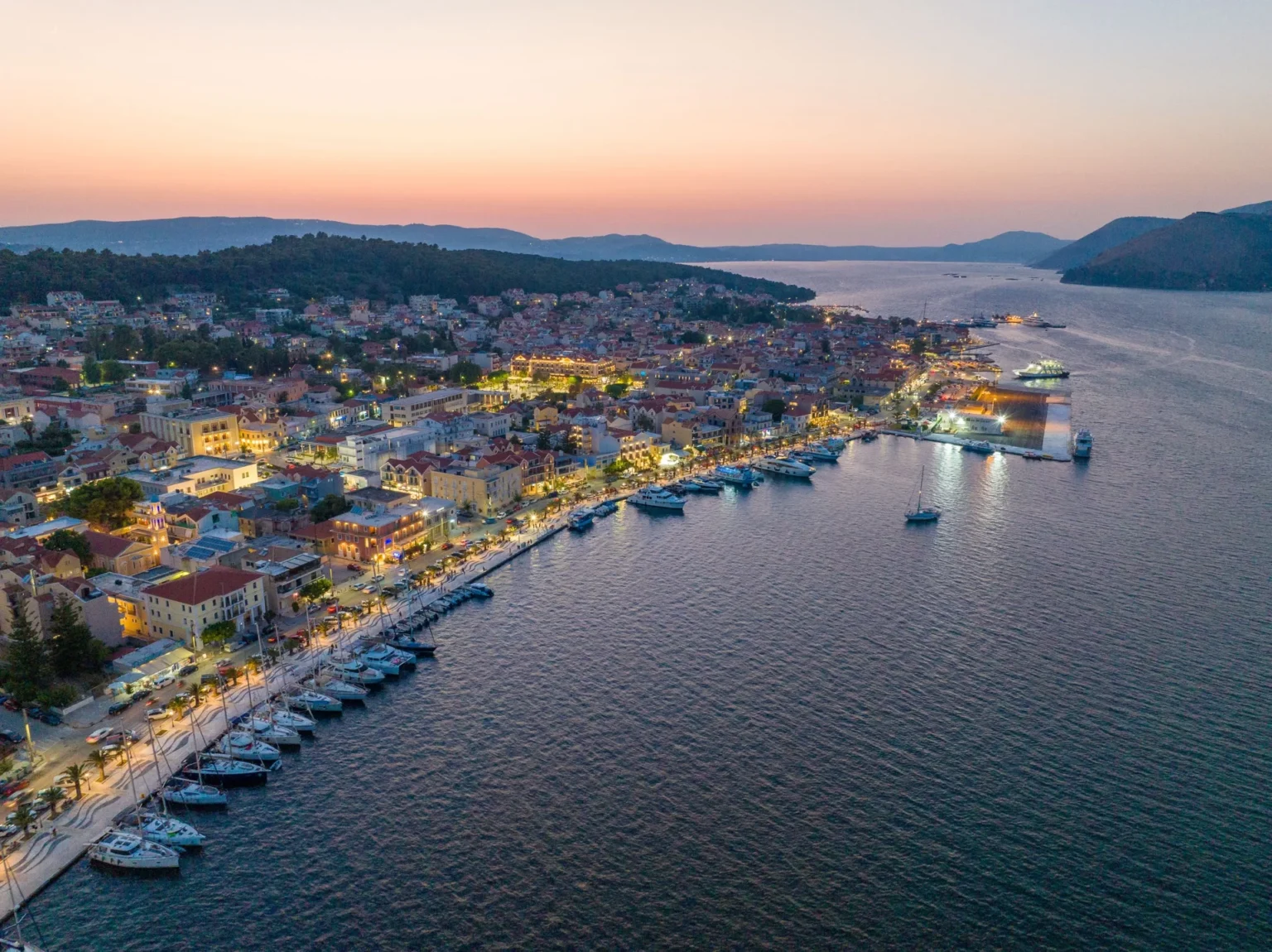 an image that shows the beauty of Argostoli Kefalonia.